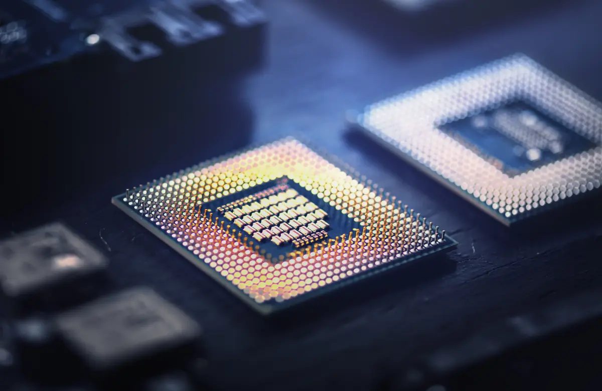 Microchip iluminado sobre a placa-mãe.