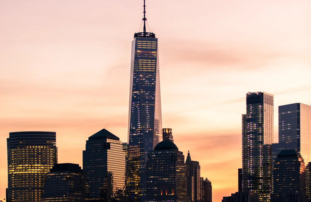 One World Trade Center e o distrito financeiro de Nova York ao pôr do sol.